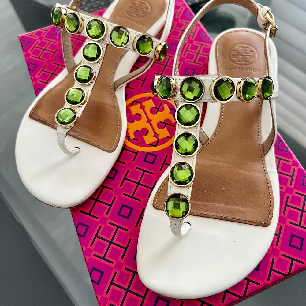 Tory Burch green stones white sandals 🩴 ☀️